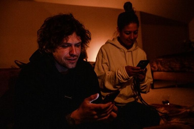 متطوعون يقومون بتنسيق تلقي الشحنات متطوعة وسط أجزاء الطائرات المسيرة