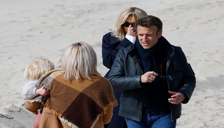 ماكرون وزوجته في جولة شاطئية الرئيس الفرنسي المتهية ولايته خلال نزهة الشاطئ