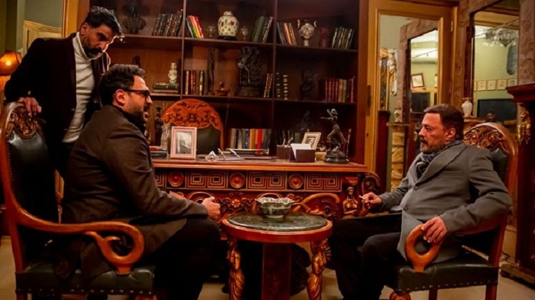 أكرم حسني وعمرو عبدالجليل وفيدرا في مشهد من المسلسل