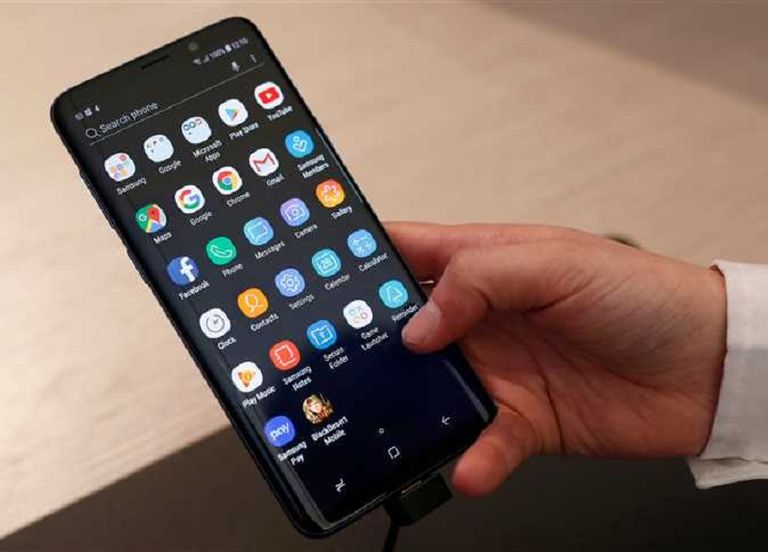 أشخاص يستخدمون تطبيقات الموبايل