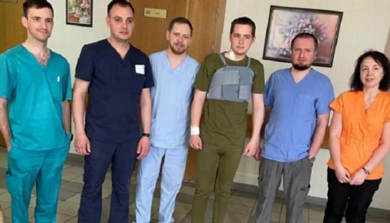 الجندي الأوكراني مع الأطباء بعد الجراحة - ذا صن