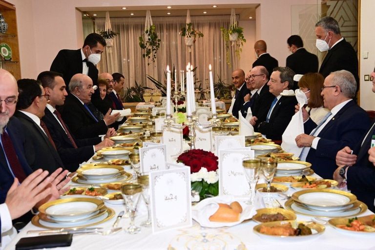 مراسم استقبال الرئيس الجزائري لرئيس الوزراء الإيطالي مراسم توقيع الاتفاقية الطاقوية بين سوناطراك الجزائرية وإيني الإيطالية