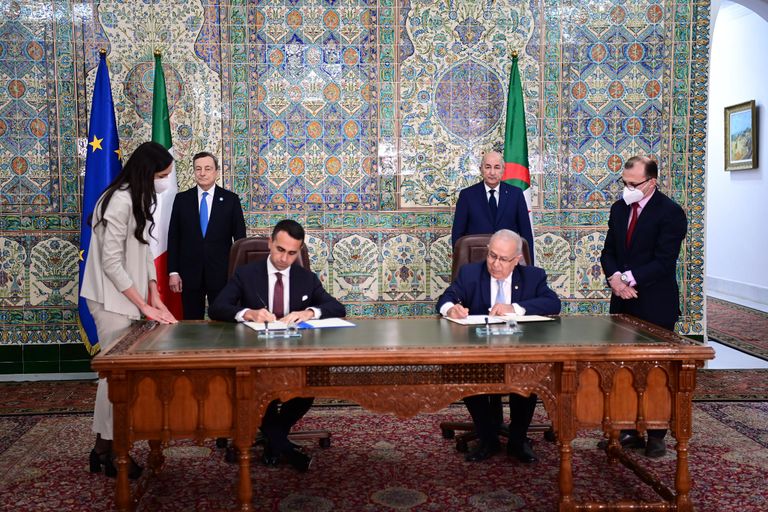 مراسم استقبال الرئيس الجزائري لرئيس الوزراء الإيطالي مراسم توقيع الاتفاقية الطاقوية بين سوناطراك الجزائرية وإيني الإيطالية