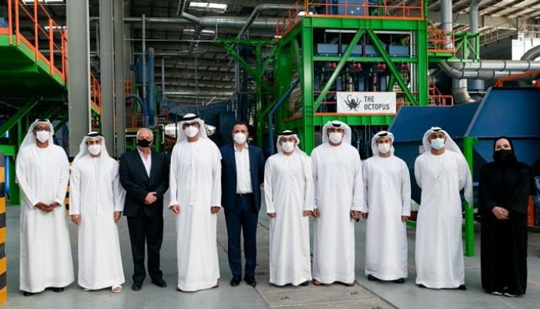 سلطان الجابر يزور شركة انفيروسيرف ومصنع يونيليفر في مدينة دبي