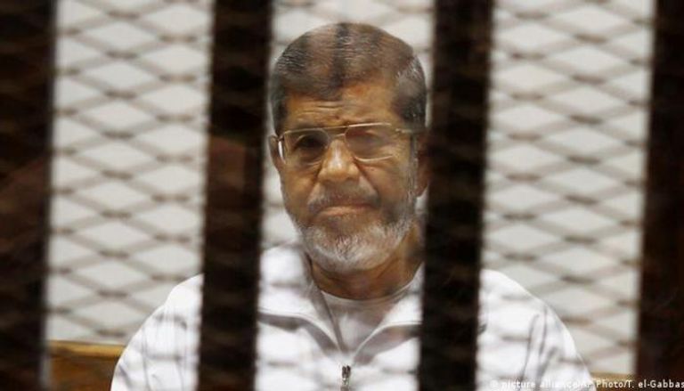 الرئيس المعزول محمد مرسي في قفص الاتهام خلال محاكمته - أرشيفية