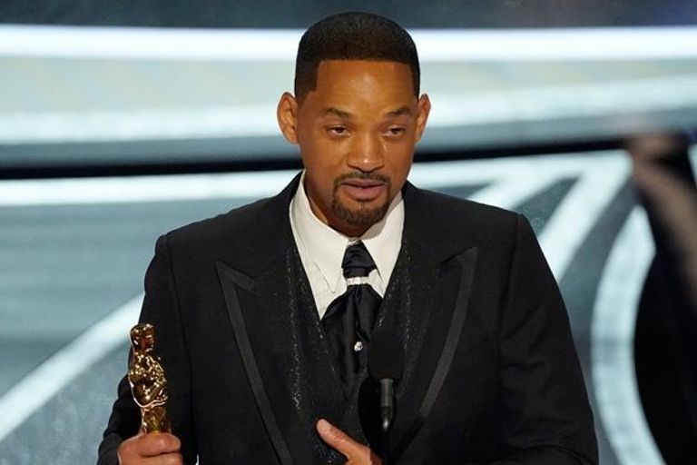 الممثل الأمريكي ويل سميث يبكي خلال حفل الأوسكار