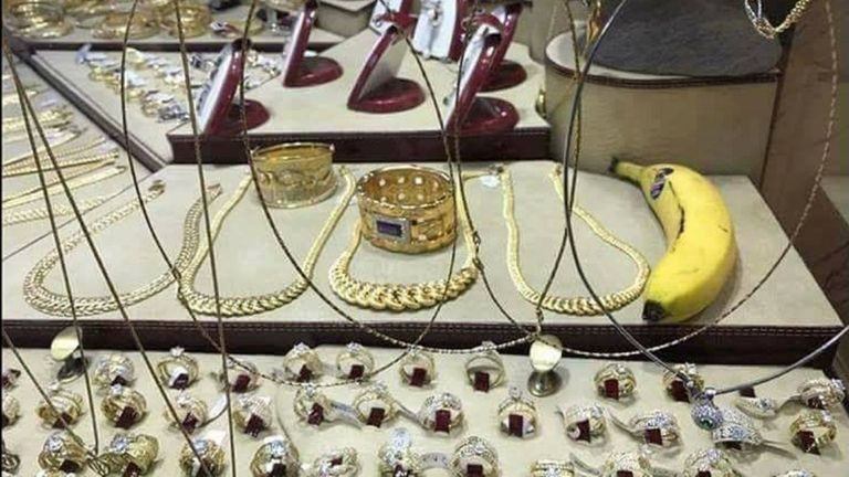 سخرية وغضب الجزائريين عبر منصات التواصل إحدى الصور الساخرة المنتشرة للتعبير عن ارتفاع سعر الموز بالجزائر