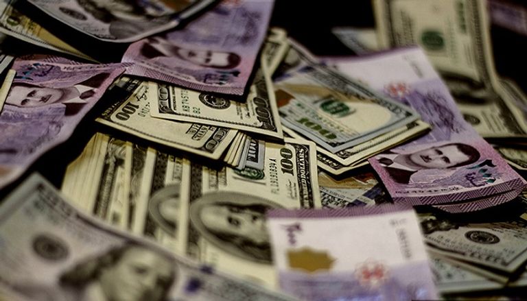 سعر الدولار اليوم في سوريا - الأربعاء 13 أبريل 2022 أوراق نقدية فئة 100 دولار وليرات سورية- أرشيفية