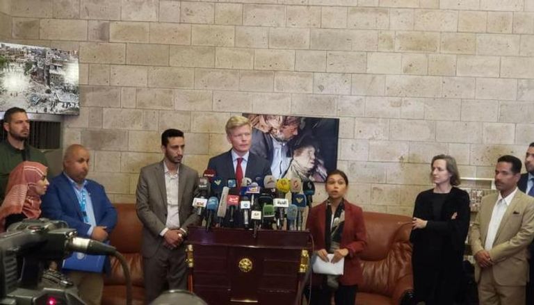 المبعوث الأممي في مطار صنعاء