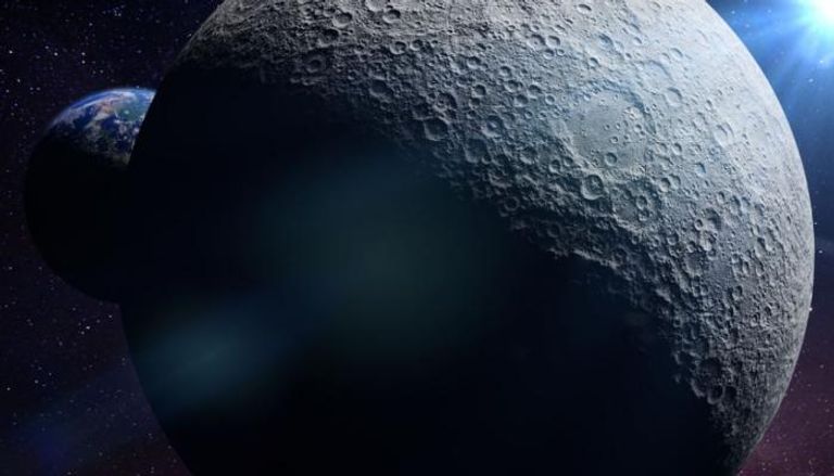 الحفر تظهر  عند رصد الجانب القريب من القمر