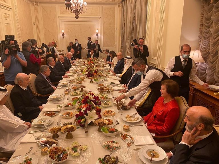 جانب من الإفطار الجماعي في منزل السفير السعودي السفير السعودي وليد بخاري مع رئيس الوزراء اللبناني