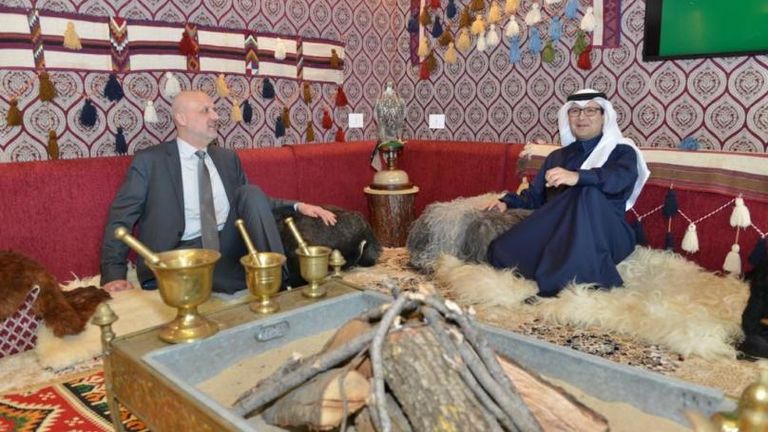 وليد بخاري وبسام مولوي وزير داخلية لبنان السفير السعودي وليد بخاري مع رئيس الوزراء اللبناني