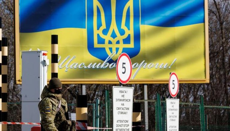 العلم الأوكراني على الحدود مع روسيا