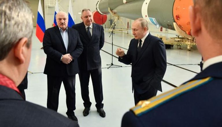 الرئيس لوكاشينكو في حضرة بوتين- رويترز