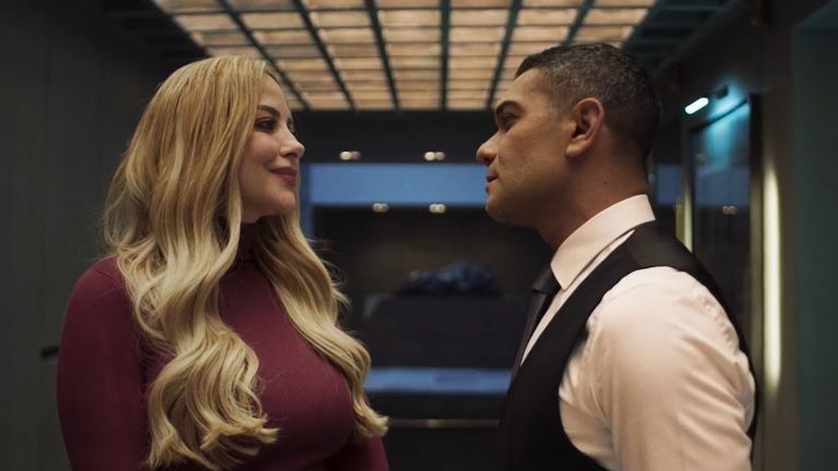 مشهد من مسلسل سوتس بالعربي