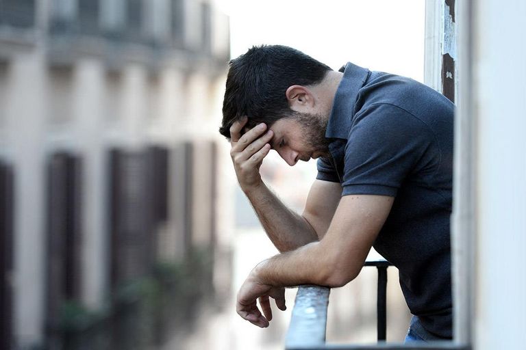 ما هي نوبة الهلع؟ فتاة مصابة بنوبة هلع - تعبيرية