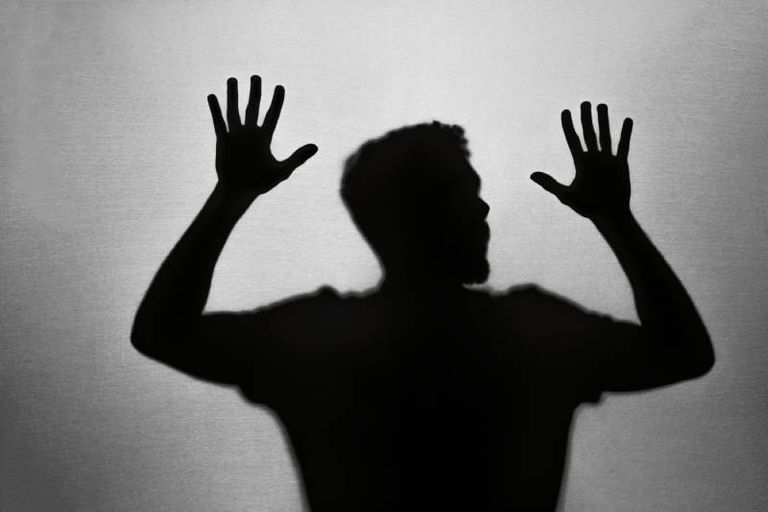 أعراض نوبات الهلع فتاة مصابة بنوبة هلع - تعبيرية