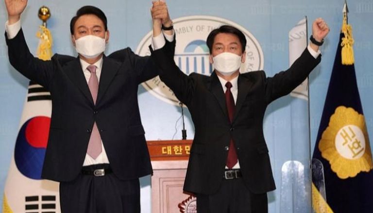 الرئيس الكوري الجنوبي المنتخب يون سيوك-يول ورئيس الفريق الانتقالي آن تشول-سو