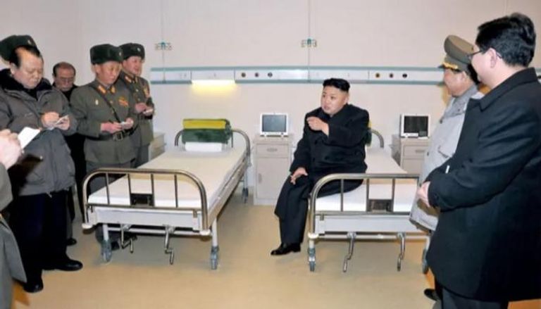 الزعيم الكوري الشمالي كيم جونج ممسكا بسيجارة - أرشيفية