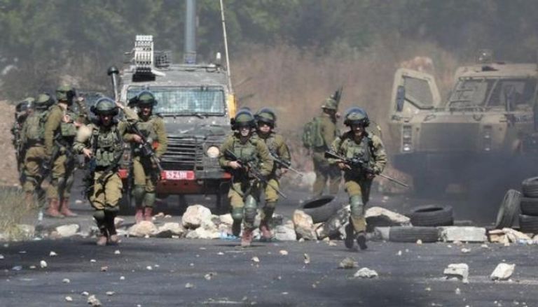 جنود إسرائيليون يشتبكون مع فلسطينيين بالضفة الغربية- أرشيفية