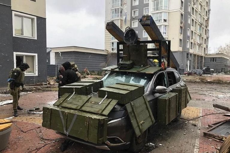 أوكرانيا تستخدم فزاعات على شكل جنود لخداع القوات الروسية