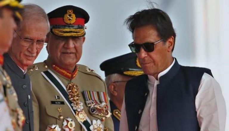 عمران خان مع قائد الجيش الجنرال قمر جاويد باجوا