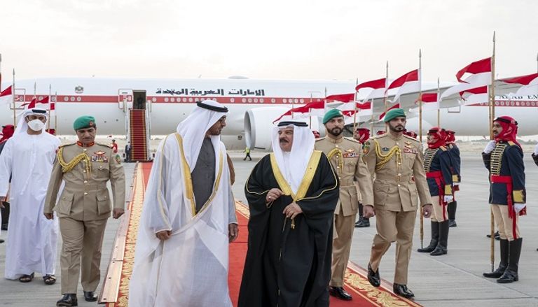 الشيخ محمد بن زايد آل نهيان خلال لقاء العاهل البحريني