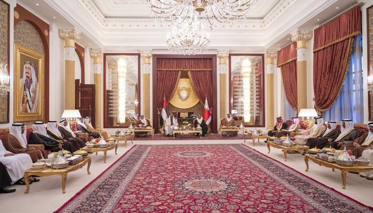 الشيخ محمد بن زايد آل نهيان خلال لقاء العاهل البحريني