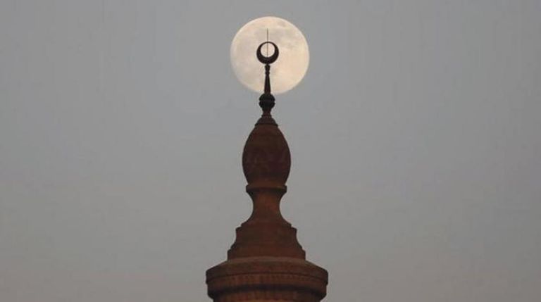 بدر رمضان ينير السماء الجمعة