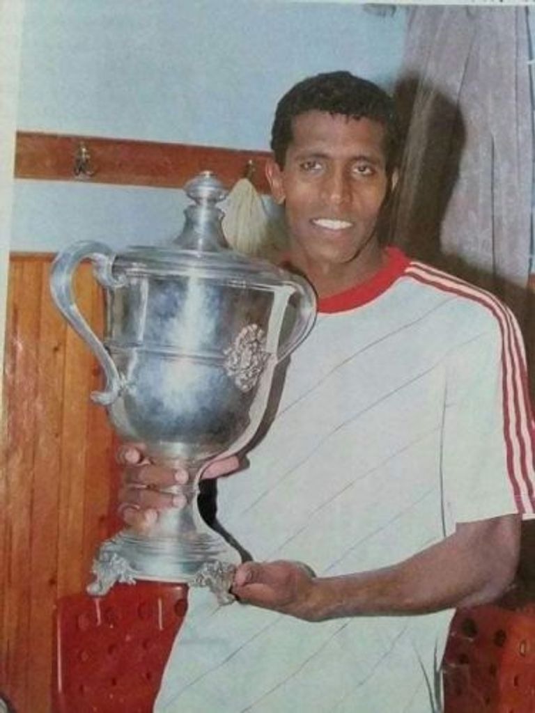 ربيع ياسين يحمل كأس البطولة الزمالك بطل 1987