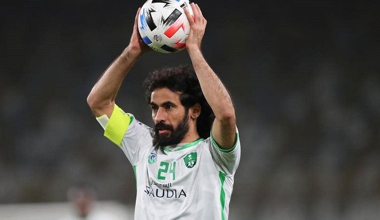 حسين عبدالغني بقميص الأهلي حسين عبدالغني