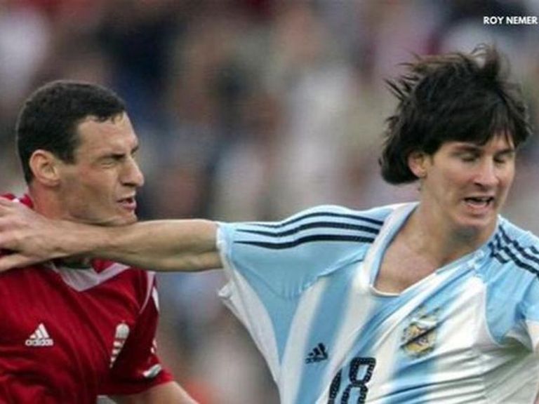 اللمسة التي تسببت في طرد ميسي ليونيل ميسي بقميص الأرجنتين