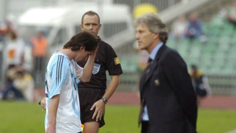 خروج ميسي من أرض الملعب ليونيل ميسي بقميص الأرجنتين