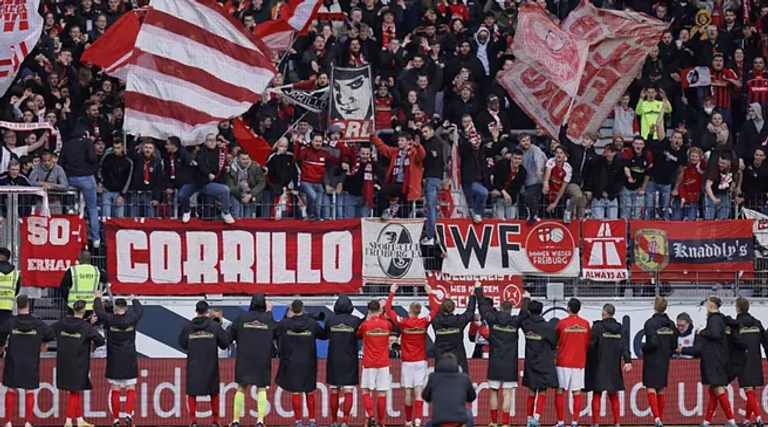 جمهور فرانكفورت لقاء الذهاب بين آينتراخت فرانكفورت وبرشلونة