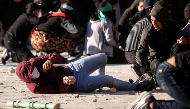 شبان فلسطينيين خلال مواجهات مع الشرطة الإسرائيلية في المسجد الأقصى - رويترز