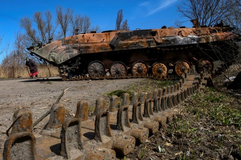 حطام آلية عسكرية روسية في أوكرانيا آثار الدمار في أوكرانيا جراء القصف الروسي