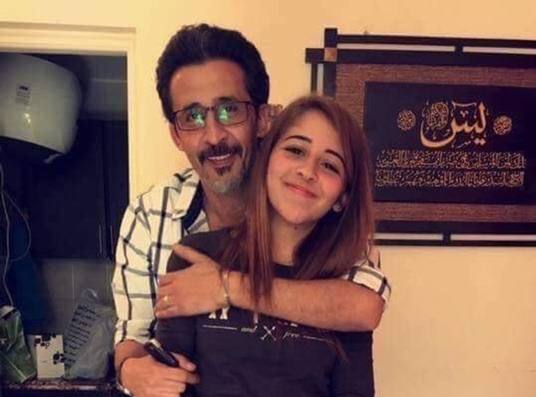 الضحية مع خطيبته ووالدها