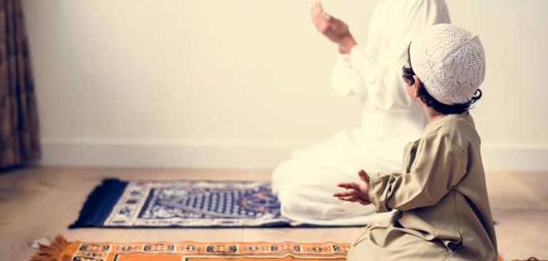 المسلمون يتسابقون بالدعاء والتضرع إلى الله في شهر رمضان