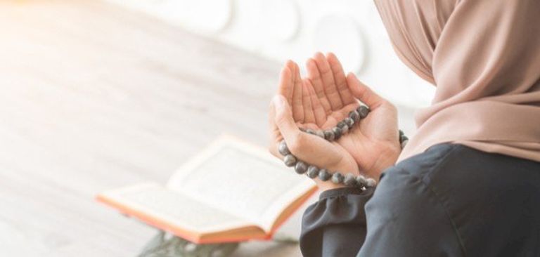 المسلمون يتسابقون بالدعاء والتضرع إلى الله في شهر رمضان