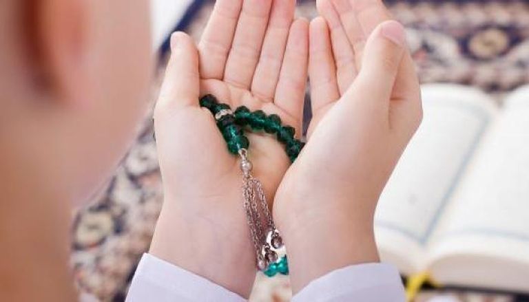 المسلمون يتسابقون بالدعاء والتضرع إلى الله في شهر رمضان