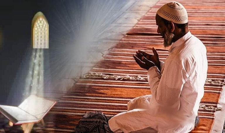 المسلمون يتسابقون بالدعاء والتضرع إلى الله في شهر رمضان