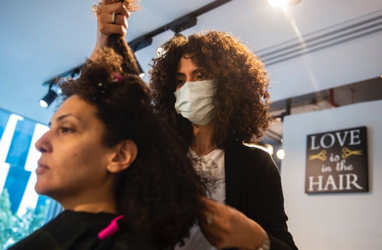 أحد صالونات الشعر المجعد في مصر