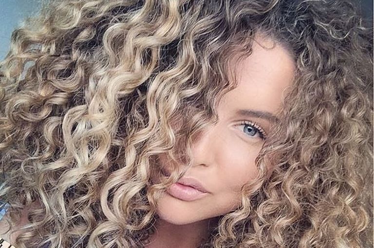 أحد صالونات الشعر المجعد في مصر