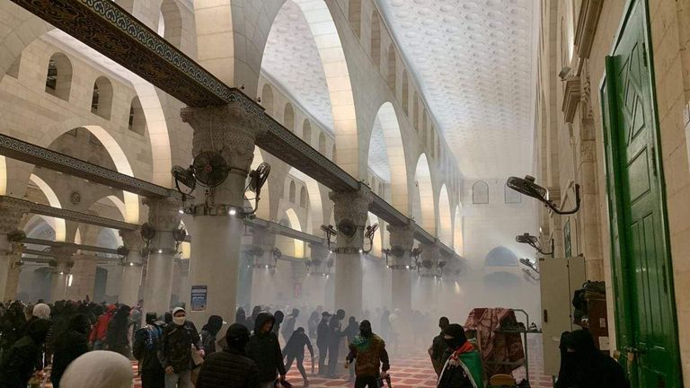 جانب من المواجهات داخل المسجد الأقصى
