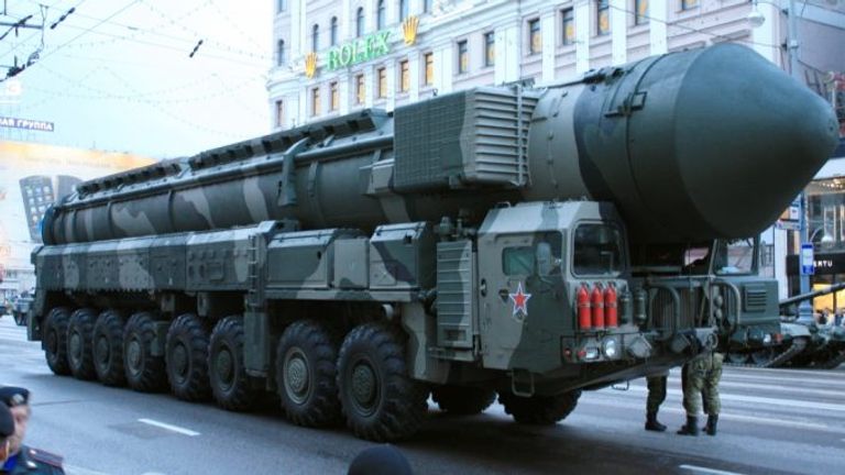 آلية تحمل أحد الصواريخ الروسية بوتين وزيلينسكي - أرشيفية