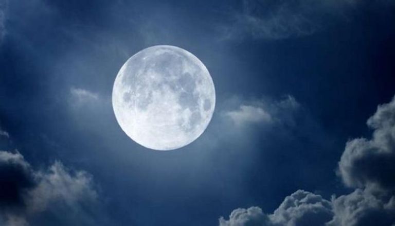 القمر البدر سيبقى في السماء حتى الفجر