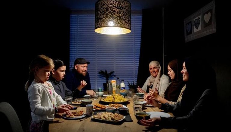مجموعة من الأصدقاء يتناولون إفطار رمضان - أرشيفية
