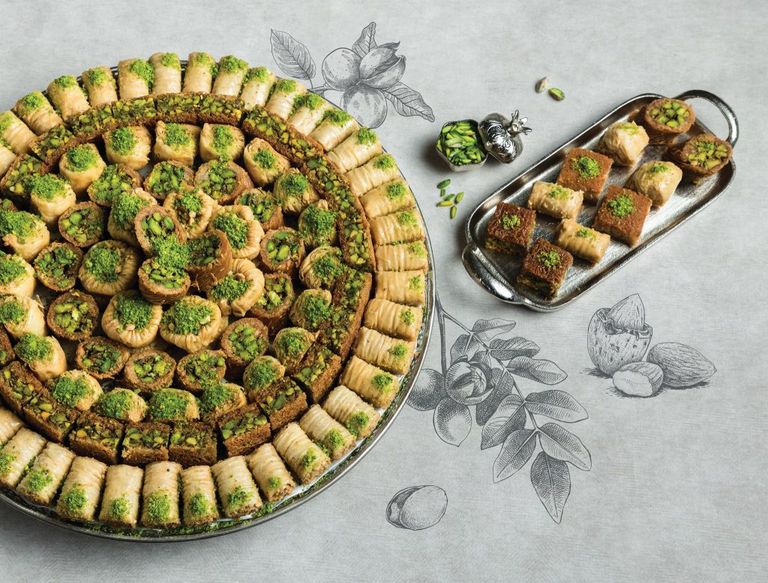 مجموعة من الأصدقاء يتناولون إفطار رمضان - أرشيفية