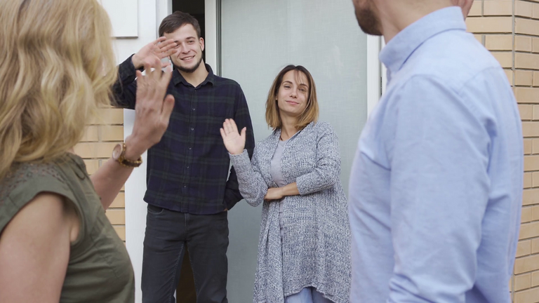 مجموعة من الأصدقاء يتناولون إفطار رمضان - أرشيفية