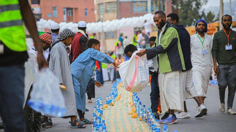مشاركون في الإفطار الجماعي بمدينة ديسي الإثيوبية